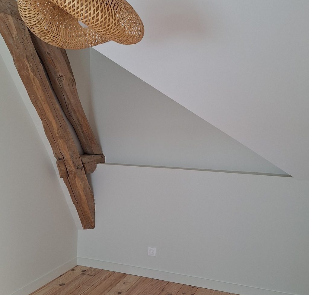 Aménagement de comble avec parquet en pin naturel et mise en valeur des volumes par Laetitia Duval Boquet architecte dans l'yonne secteur chablis, joigny, tonnerre, Avallon