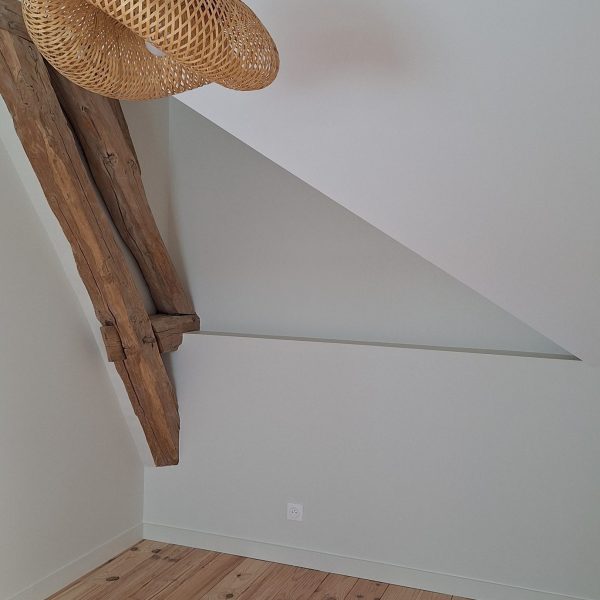 Aménagement de comble avec parquet en pin naturel et mise en valeur des volumes par Laetitia Duval Boquet architecte dans l'yonne secteur chablis, joigny, tonnerre, Avallon